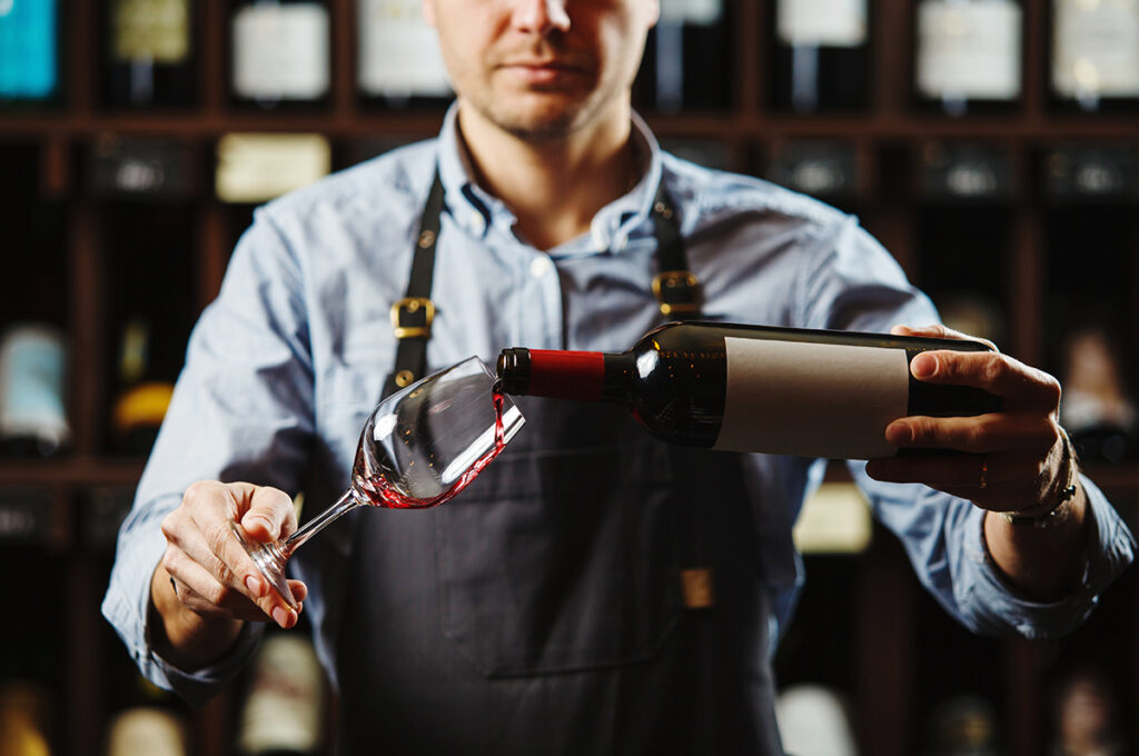Abrir una vinoteca: qué muebles para vinotecas elijo