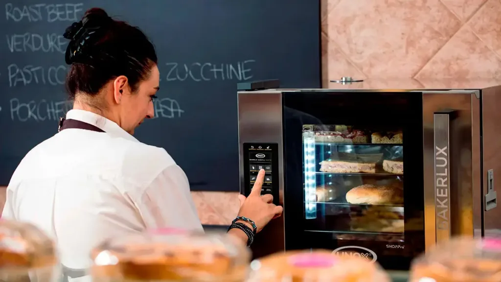 Hornos de convección inteligentes para panadería y pastelería congelada.