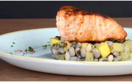 SALMON CON ENSALADA TROPICAL