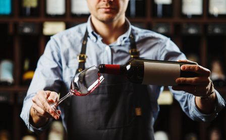 Abrir una vinoteca: qué muebles para vinotecas elijo
